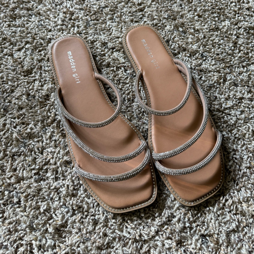 BRAND NEW STEVE MADDEN SANDALS 💞
